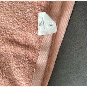 Ugg 
Includes:
1 Martis organic bath towels 
- 30 x 54 inches